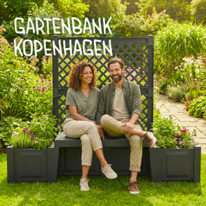 „Anthrazitfarbene KHW Gartenbank Kopenhagen mit integriertem Rankspalier und bepflanzten Blumenkästen. Zwei Personen sitzen auf der Bank in einem blühenden Garten.“